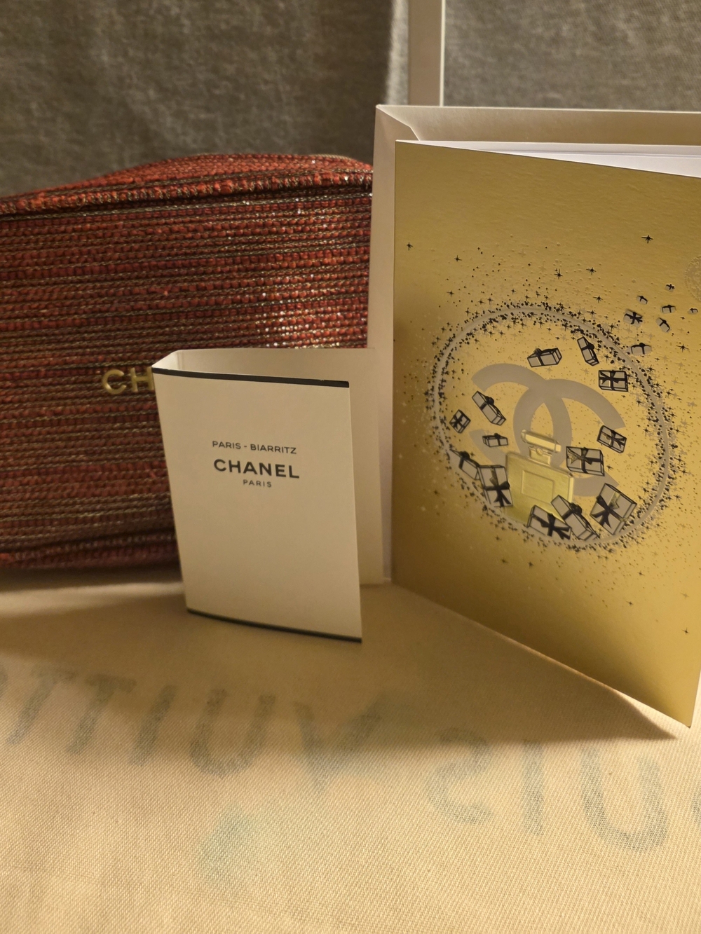 CHANEL Beaute Makeup Pouch With Card And Sample - Picture 5 of 6